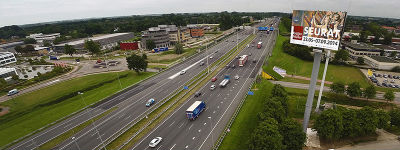 Eerste dubbelzijdige digitale reclamemast langs A2