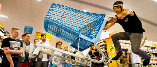 INDIE organiseert First Ever Shopping Cart Race voor Sportlife