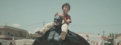 Batman en Queen figureren in commercial War Child