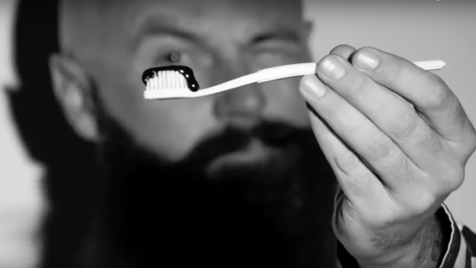 [video] Zwarte tandpasta voor witte tanden