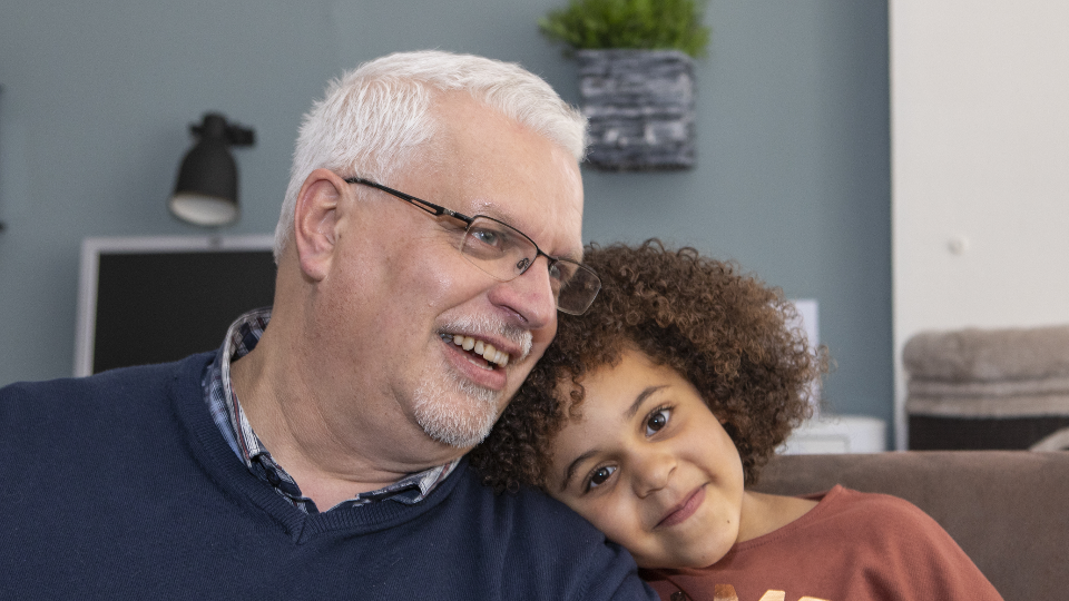 Alzheimer Nederland zet in nieuwe campagne familieportret centraal