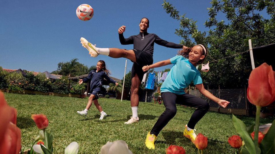 Virgil van Dijk speelt met dochters in back-to-school campagne Nike Kids