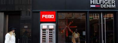 Ron Blaauw opent nieuwe pop up Febo-zaak in PC Hooftstraat - huisstijl van geel naar rood 