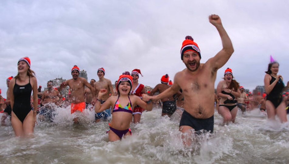 60.000 'duikhelden' trotseren water tijdens 60e Nieuwjaarsduik