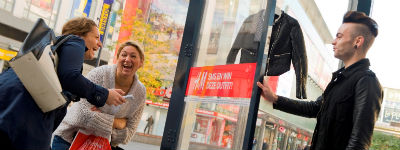 H&M geeft kleding weg in mupi's van JCDecaux