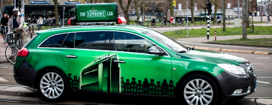 Taxi's omgebouwd tot rijdende billboards met reclame voor de Heineken Experience