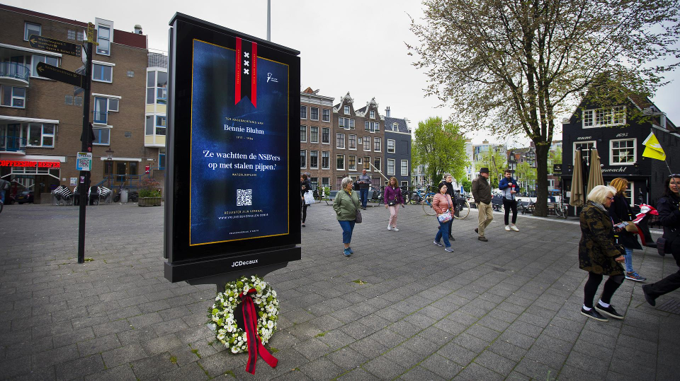 Reclameborden in Amsterdam maken plaats voor oorlogsverhalen