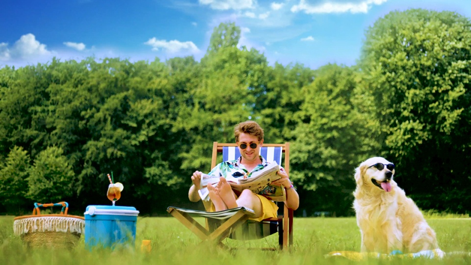 Persgroep viert zomer met genietende 'krantenmens'