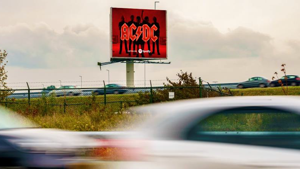 AC/DC promoot nieuwe plaat in outdoor-campagne