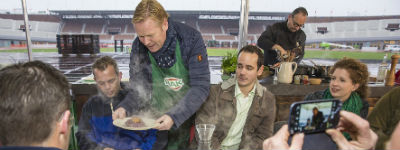 Ronald Koeman kookt Hollandse pot voor bouwers ijsbaan