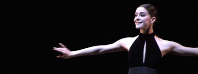 Danseres Megan Zimny Kaftira in kunstproject H&M