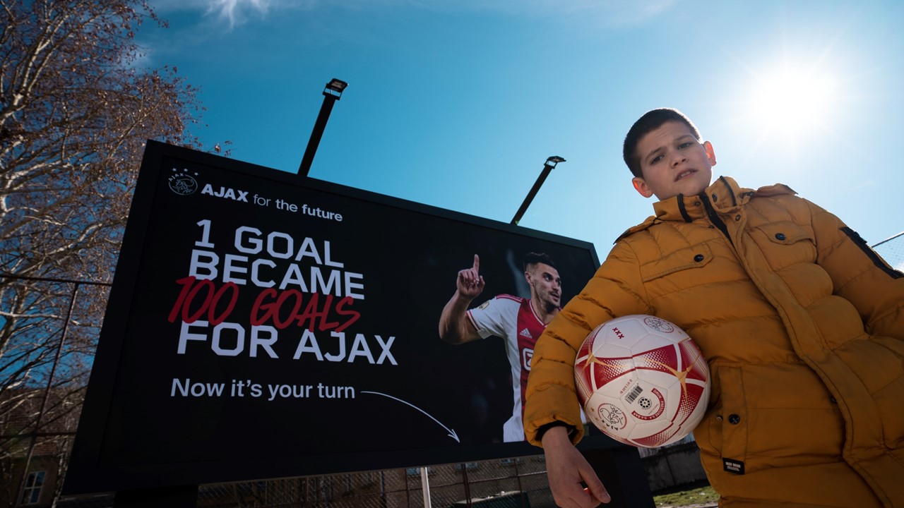 Ajax eert 100e goal Tadic met 'Ballboard' in geboortestad