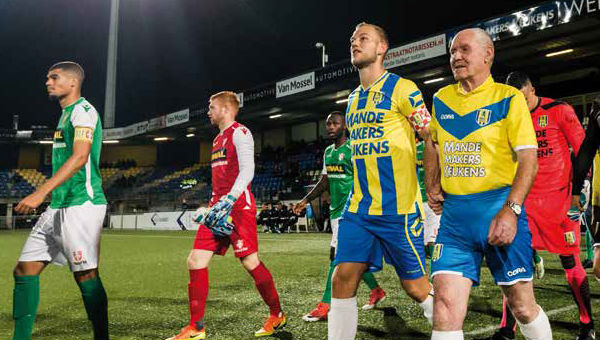 Eerste divisieclubs maken Een-Tweetje met ouderen 