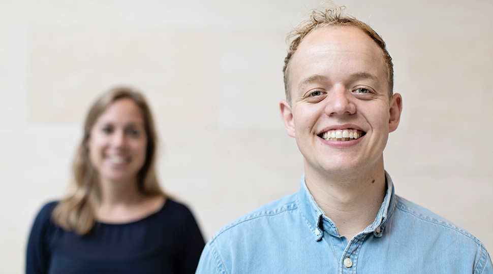 Jong marketingtalent werkt inspirerend en motiverend