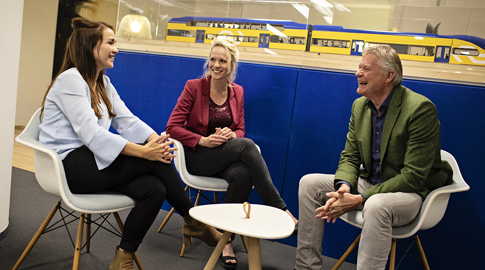 Young professionals SCHAAL+   bewijzen hun meerwaarde  tijdens NS bootcamp 