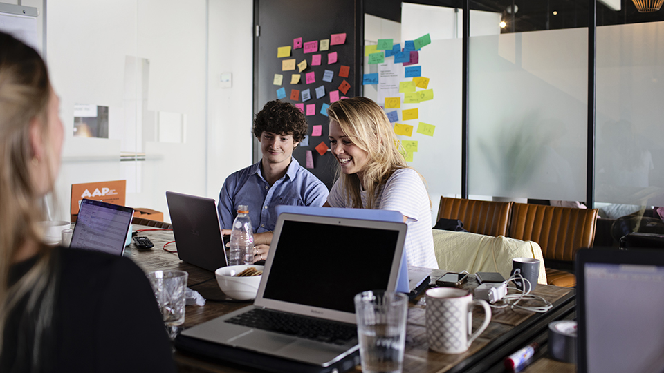 Young professionals SCHAAL+ zetten Kinderhulp en Stichting AAP digitaal sterker op de kaart
