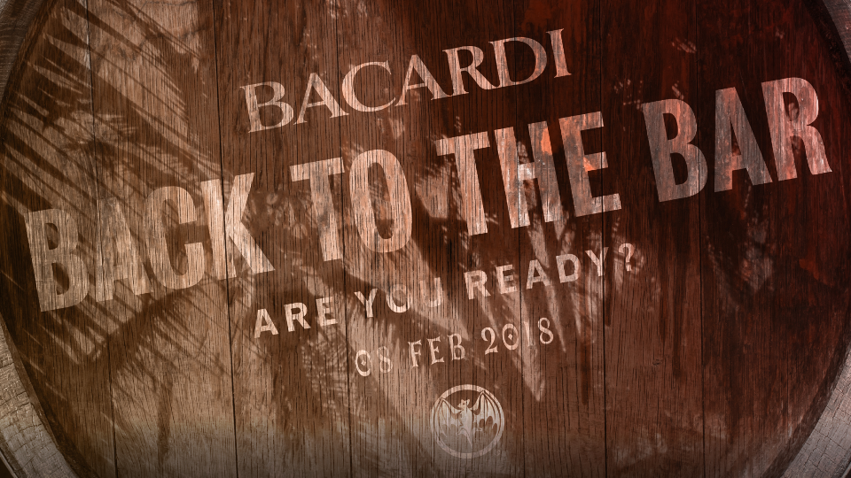 Bacardi-medewerkers bestormen de bar