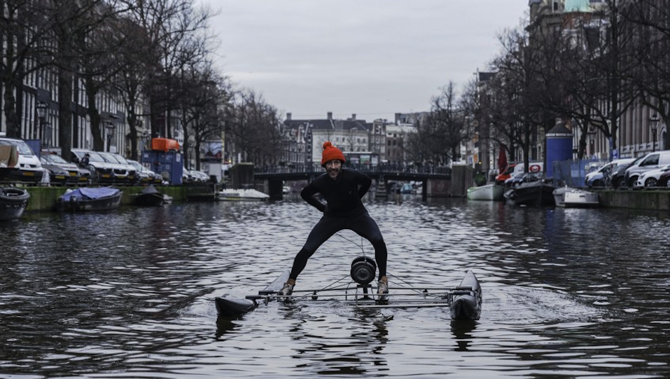 Creatief Frankey schaatst Keizersrace op Amsterdamse grachten