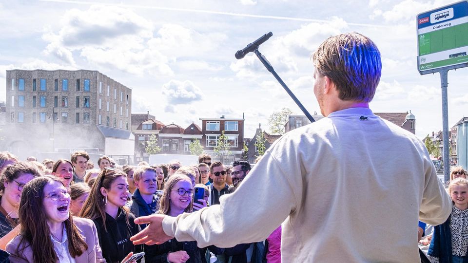 Snelle verrast busreizigers in Leiden met live halteconcert