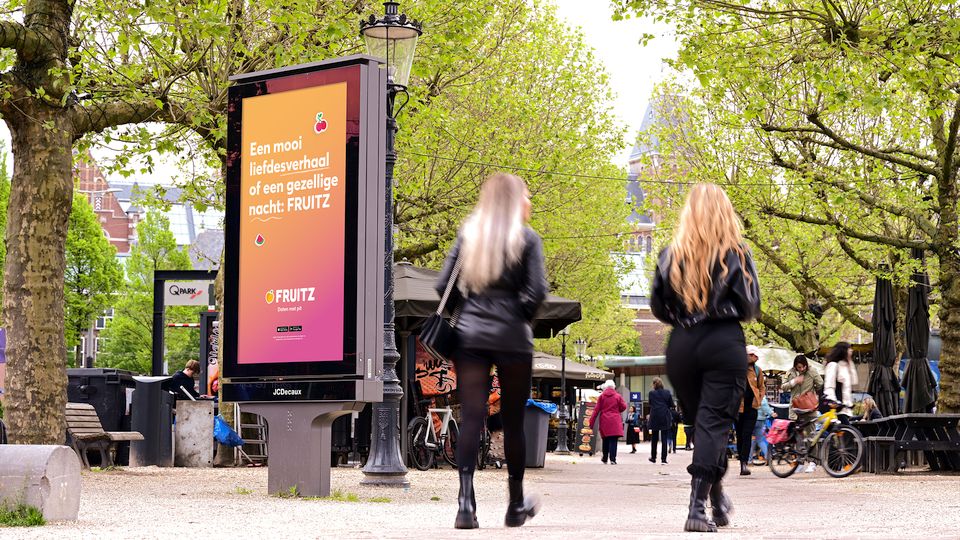 Fruitz vergroot zichtbaarheid met OOH-campagne en sponsoring zomerfestivals