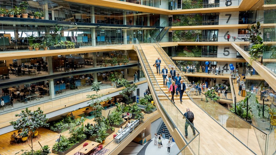 [beeldverslag] Merk toont spierballen: Grand opening nieuwe Booking.com HQ