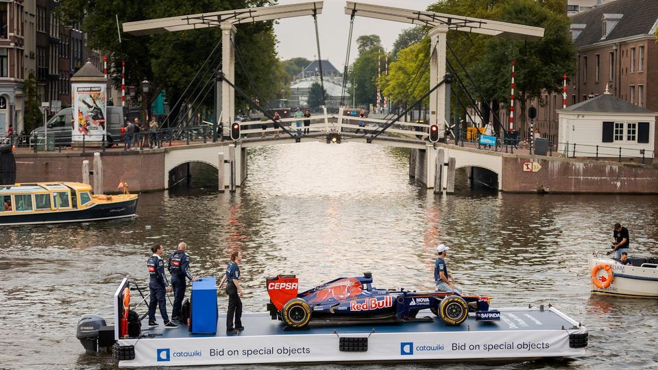 Ricciardo racet over Amsterdamse grachten met Formule 1-auto