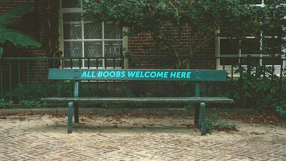 Elvie viert Borstvoedingsweek met All Boobs Welcome Here-bankjes