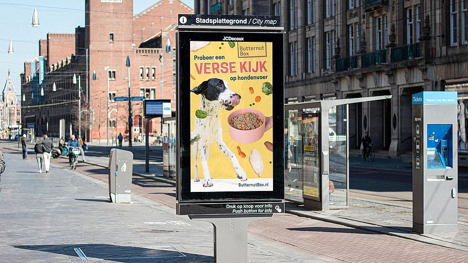 Hondenvoermerk Butternut Box zet Caja op billboards