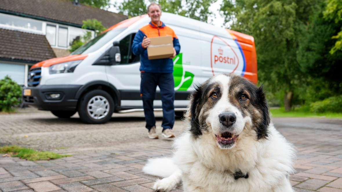 PostNL beloont honden met ‘Kwispel’-sticker