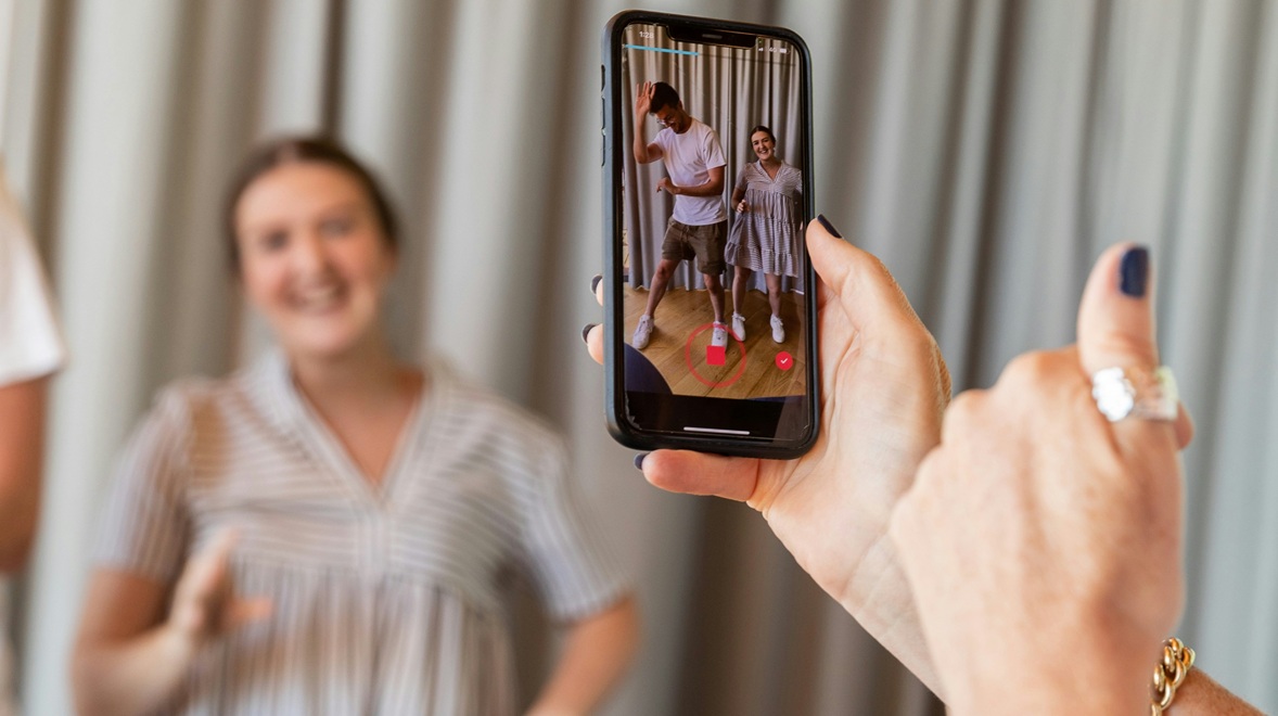 [onderzoek] Altijd lachen onnodig: positieve influencers niet succesvoller