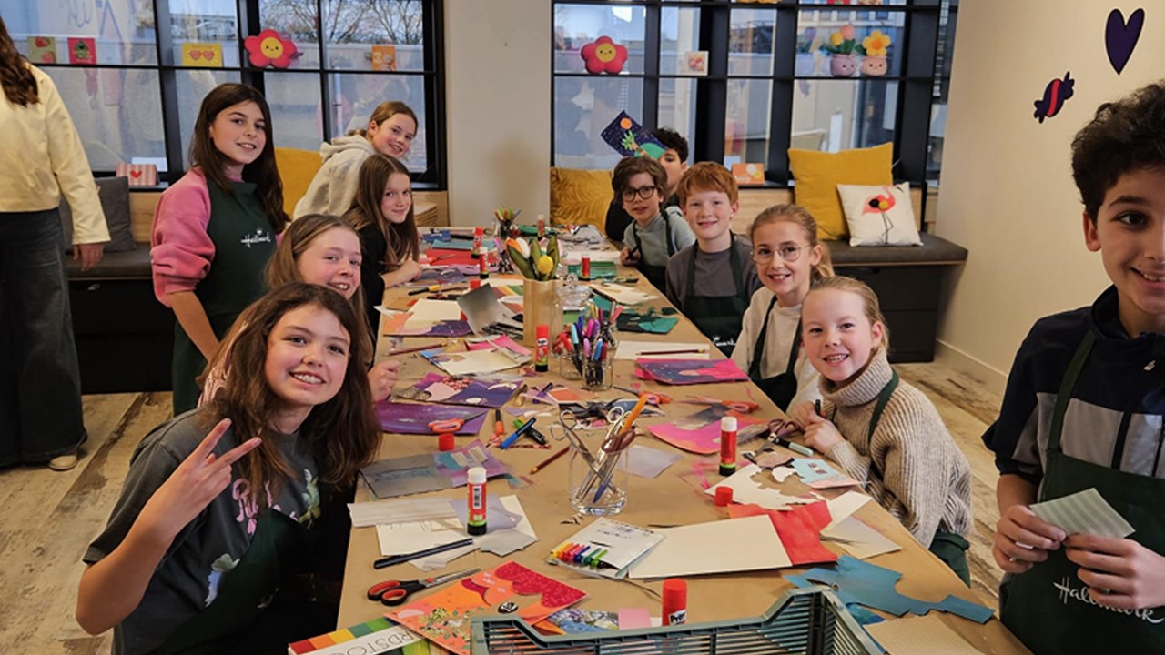Kinderen ontwerpen mee aan nieuwe Hallmark-kaartencollectie voor Kinderpostzegels