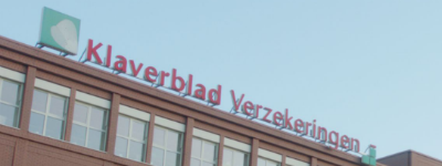 Klavertje vier.=Een klaverblad met vier blaadjes; het bijgeloof is dat