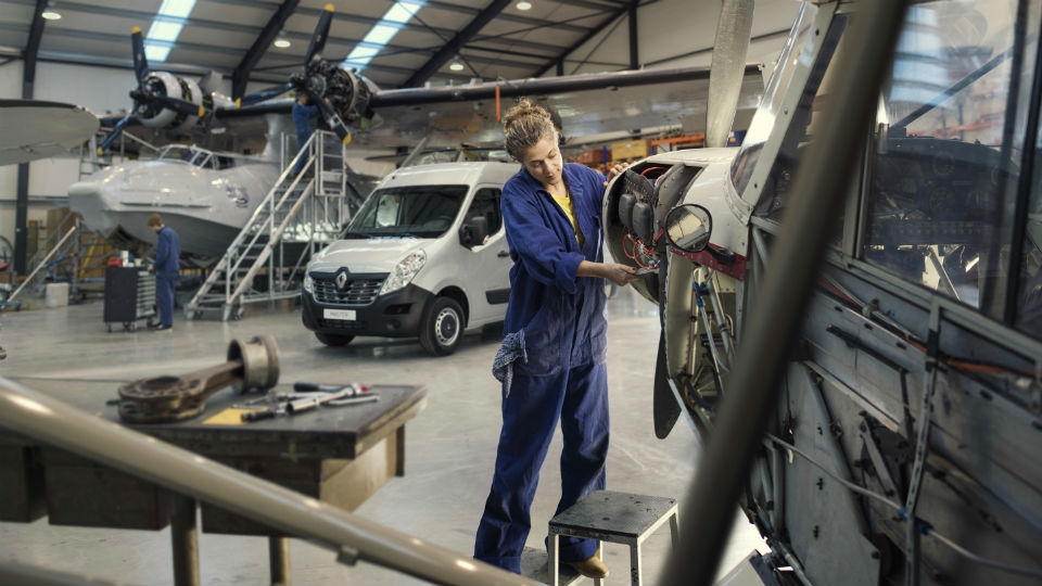 Renault stelt vakvrouw centraal in bedrijfsauto-campagne