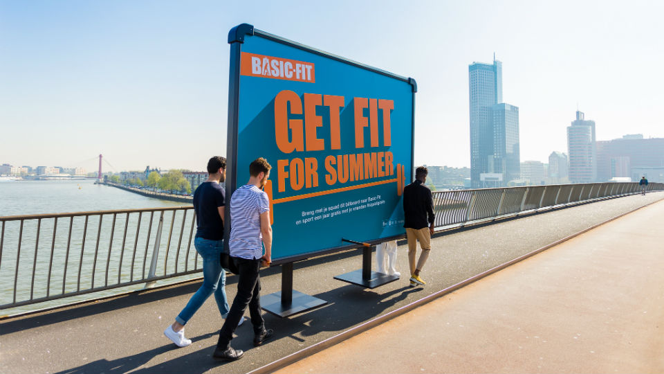 XXS gaat op stap met billboard van Basic-Fit