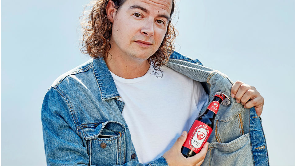 Hilarisch Pilsjasje van Dommelsch als reactie op hipster-moderniteiten