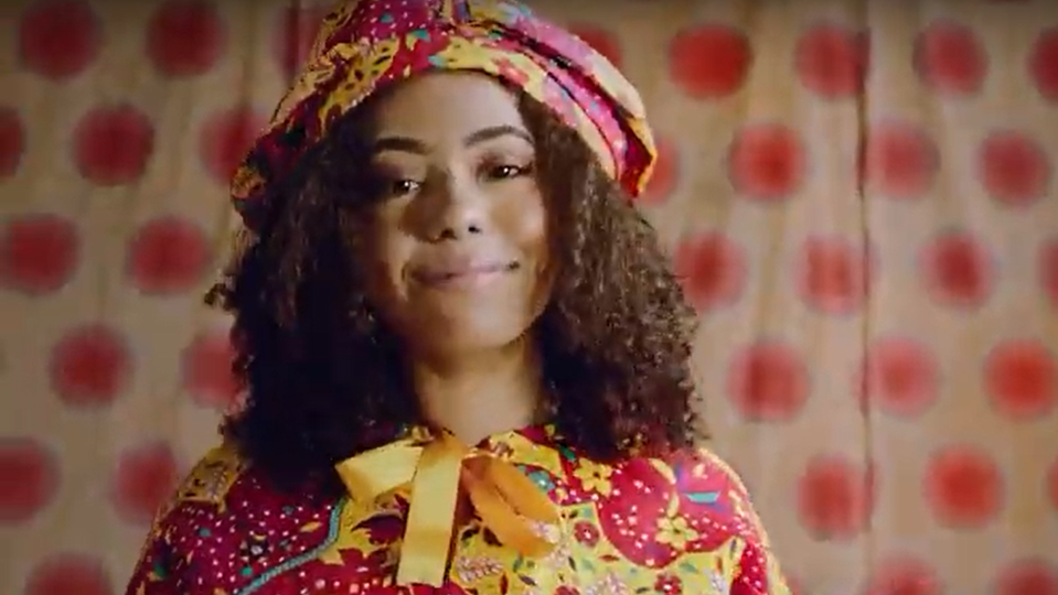Fernandes eert Surinaamse cultuur in nieuwe campagne