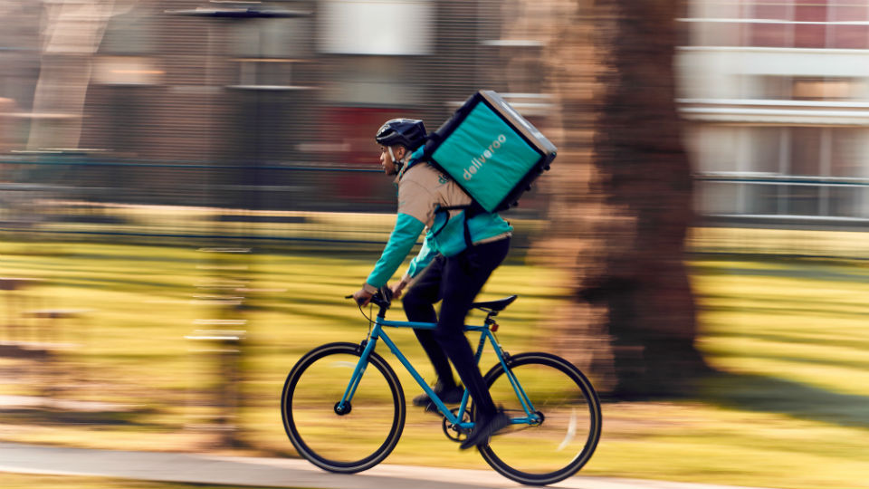 Lewis aan de slag voor Deliveroo 