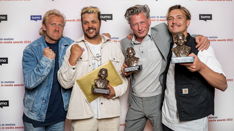 https://www.marketingtribune.nl/bureaus/nieuws/2022/04/buma-music-in-media-award-voor-ik-ben-de-bob-van-goldband-en-roorda495_0/Goldband_JoeriJansen_Roorda.jpg