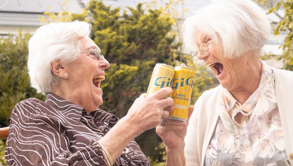 Nieuwe commercial GiG Hard Seltzer: 50 matches voor oma Toos