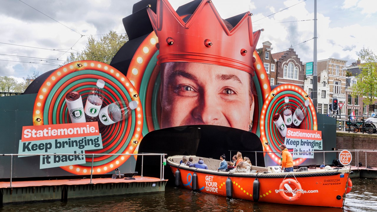 Holle Dolle Donnie op Koningsdag doneert aan daklozen 