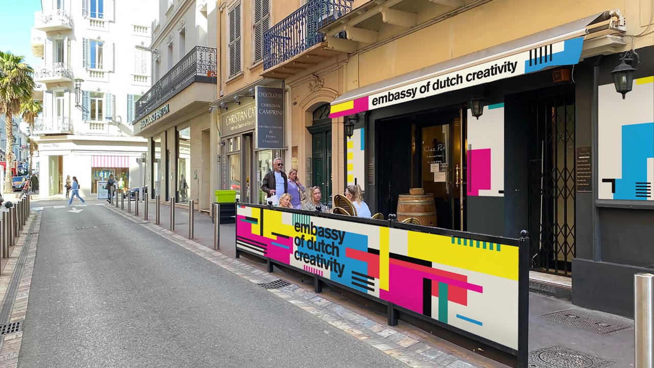 Nederlandse handelsmissie aan de bar in Cannes