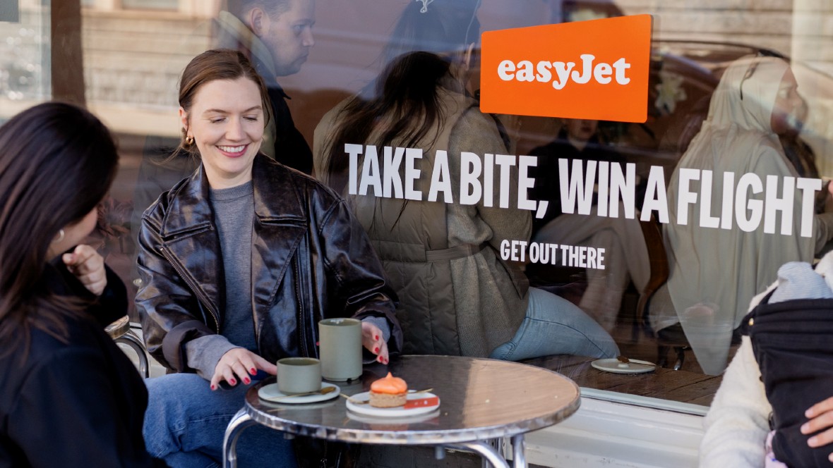Easyjet viert 10-jarig jubileum op Schiphol met ‘Flying Cake’