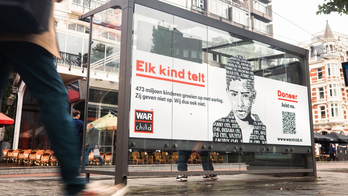 War Child activeert voorbijgangers met doneerbushokje op Rembrandtplein