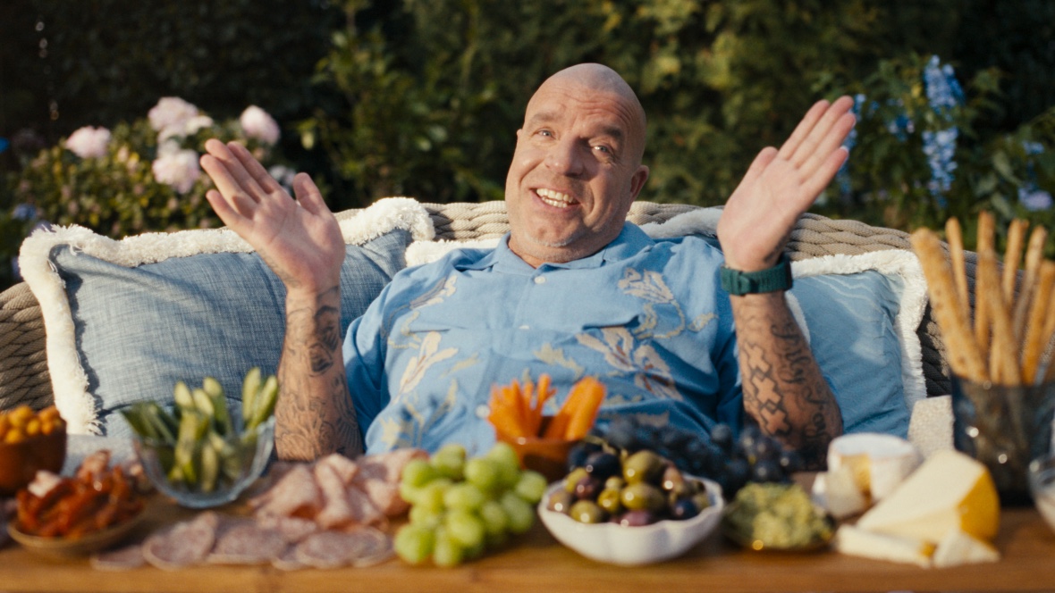Aldi viert buiten eten met Andy