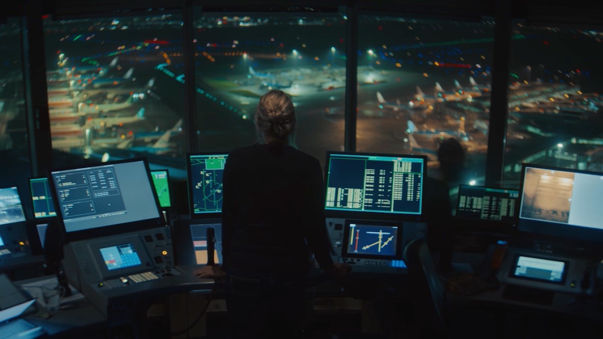 LVNL toont mens achter luchtverkeersleiding