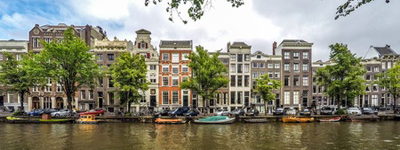 Van der Laan ontvangt eerste Bosatlas van Amsterdam 