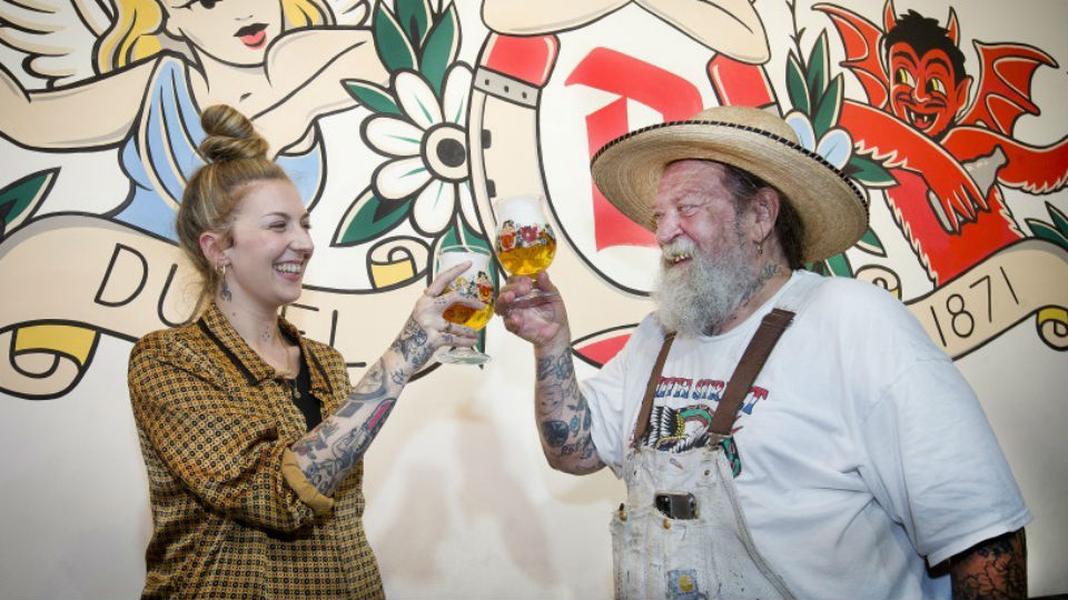 Tattoo artiest verleidt millennial met Duvel art glass
