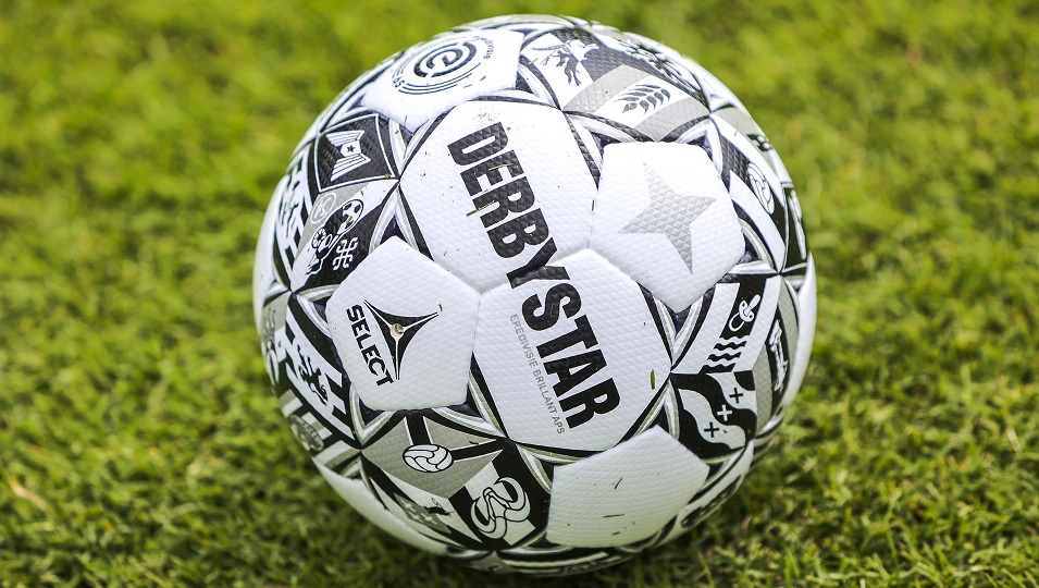 Eredivisiebal met logo's van 54 clubs