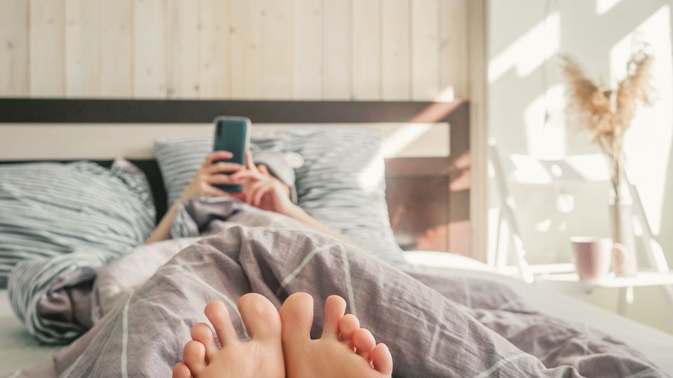 [onderzoek] Grootste deel Nederlanders gaat met telefoon naar bed