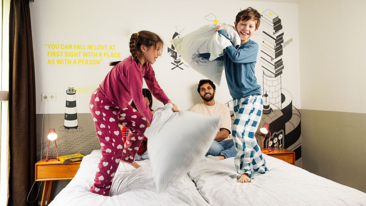 Stayokay speelt met vooroordelen in nieuwe campagne: ‘Het is hier geen hostel!’
